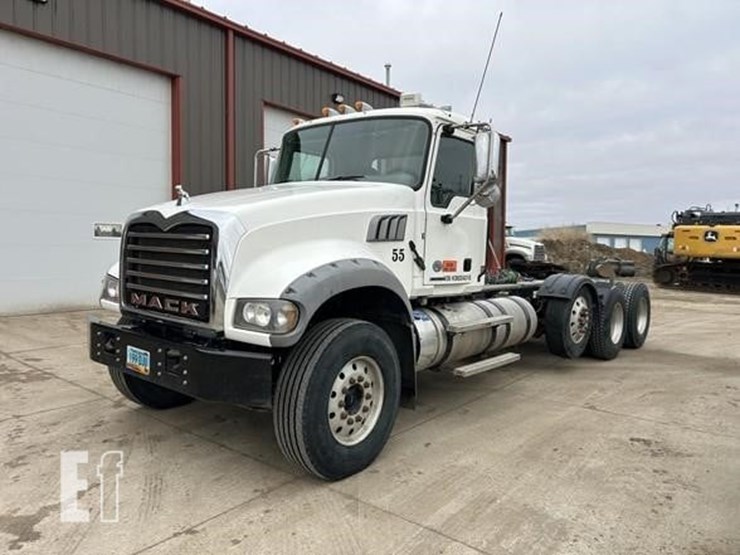 2019-mack-granite-64ft-image-1