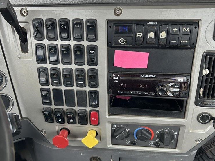 2017-mack-granite-gu713-image-84