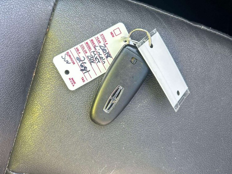 2018-lincoln-mkt-image-26