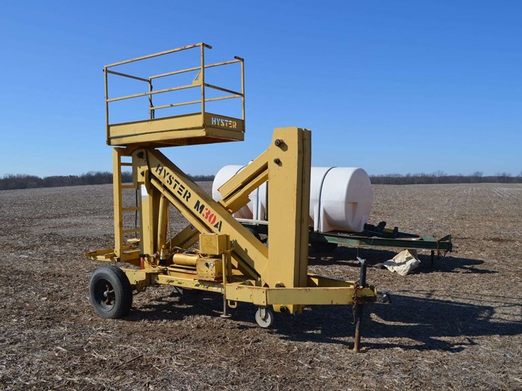 hyster-m30a-scissor-lift-image-1