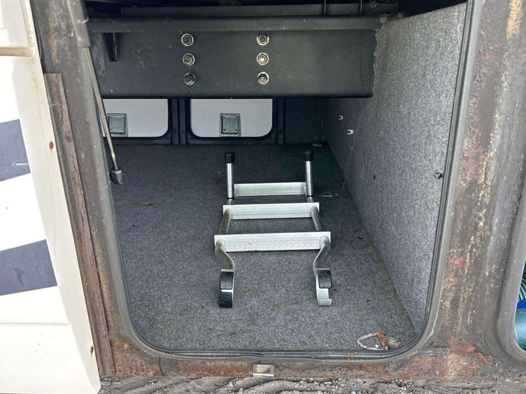 2005-freightliner-tropi-cal-t396-39ft.-class-a-motorhome-image-54