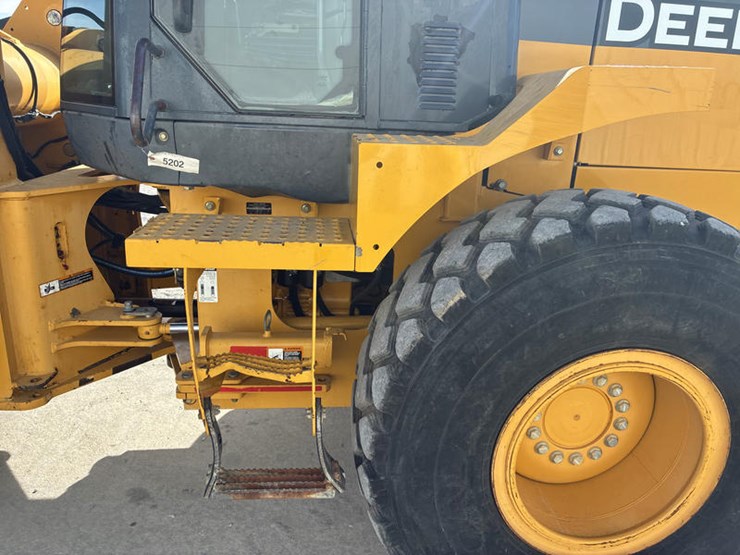 2011-deere-544k-image-35