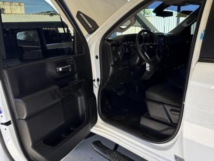 2022-chevrolet-silverado-3500hd-image-24