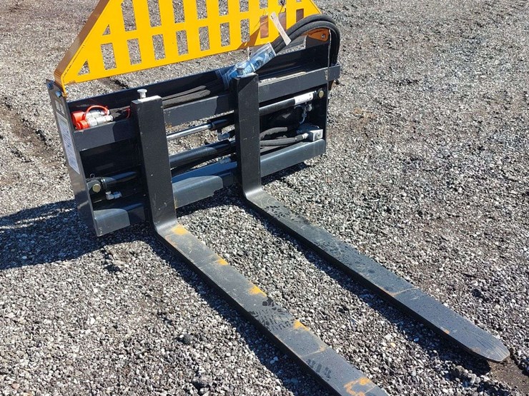 wolverine-skid-steer-hydraulic-adjustable-pallet-forks-image-1