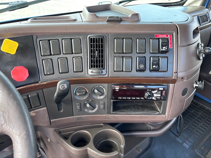 #223-•-2014-volvo-image-11