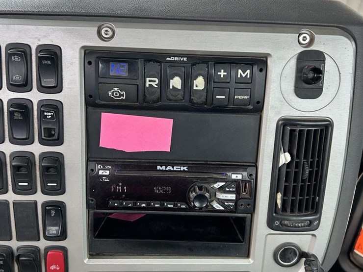 2017-mack-granite-gu713-image-30