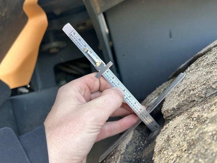 2019-case-721g-image-14