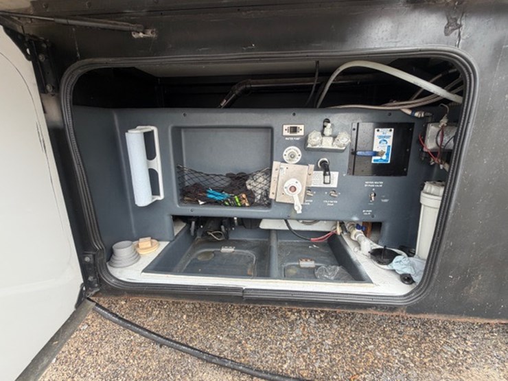 #1339-•-2011-fleetwood-36j-discovery-rv-/-motorhome-image-44