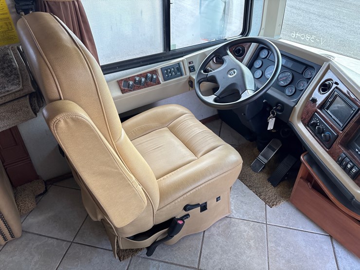 #1339-•-2011-fleetwood-36j-discovery-rv-/-motorhome-image-10