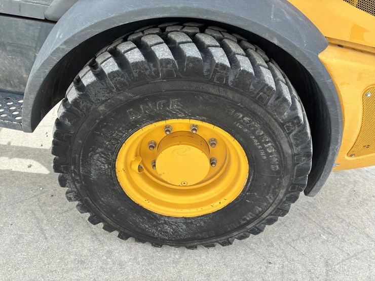 2021-deere-204l-image-49