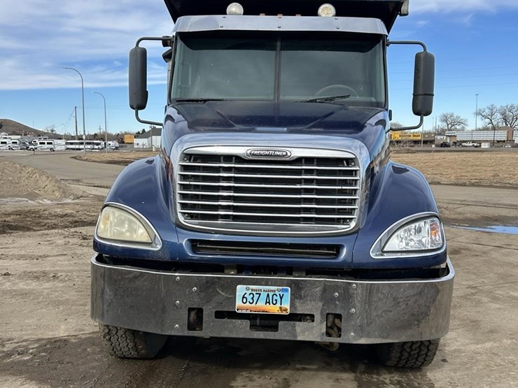 2007-freightliner-columbia-120-image-2