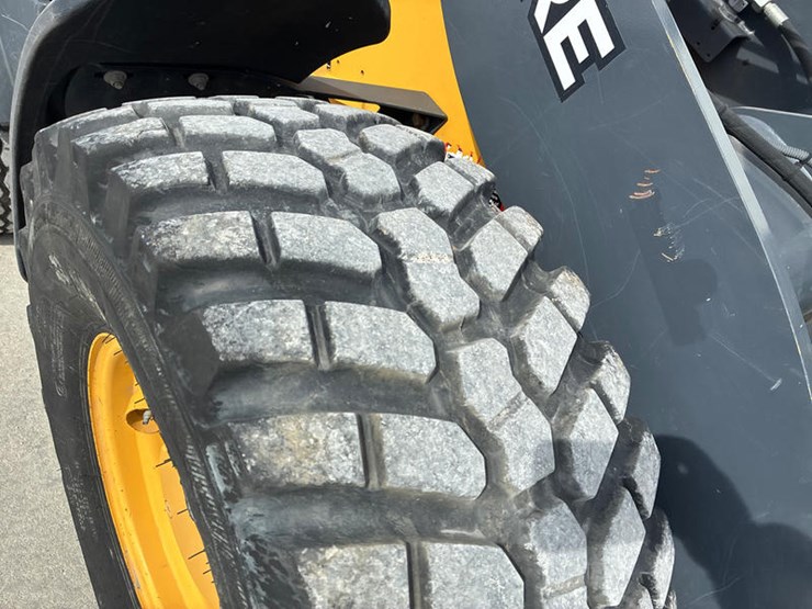 2021-deere-204l-image-44