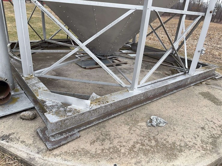 1000-bu.-load-out-bin,-sitting-on-concrete-slab-image-3