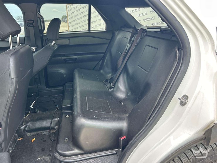 2022-ford-explorer-image-18