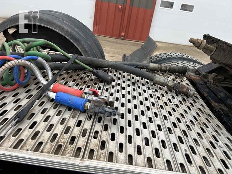 2019-mack-granite-64ft-image-21