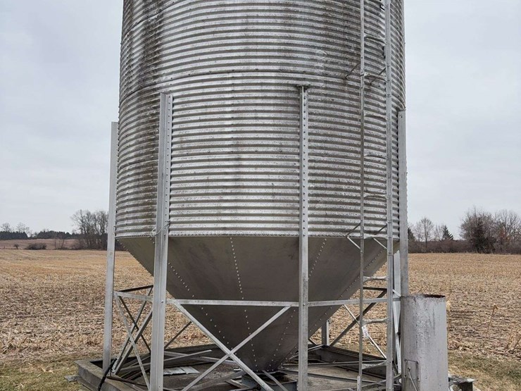 1000-bu.-load-out-bin,-sitting-on-concrete-slab-image-1