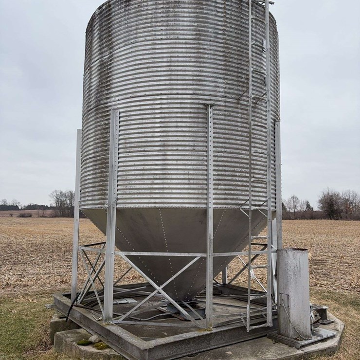 1000 bu. Load out bin, sitting on concrete slab