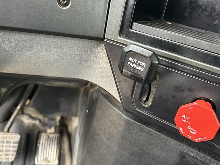 2019-mack-granite-64ft-image-40