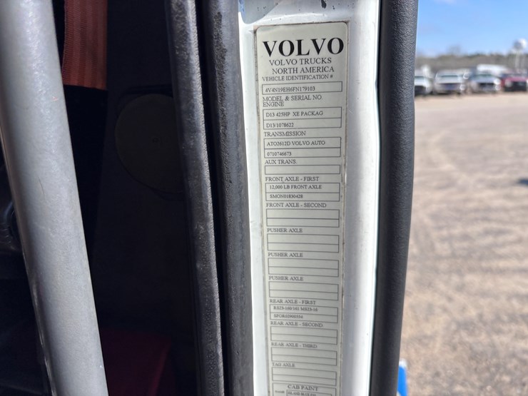 2015-volvo-vnl42t300-image-18