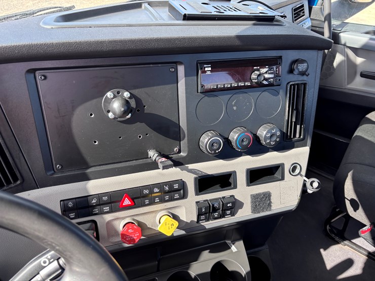 #205-•-2020-freightliner-cascadia-image-10