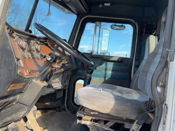 1990-peterbilt-377-image-12