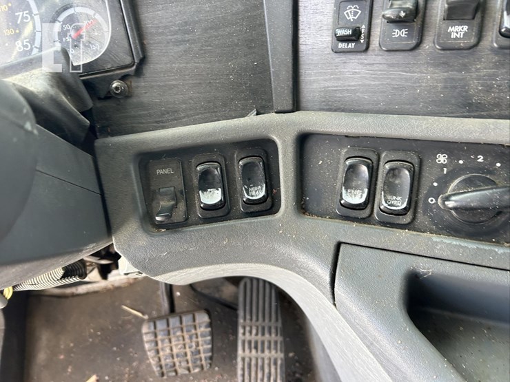 2006-freightliner-columbia-120-image-33