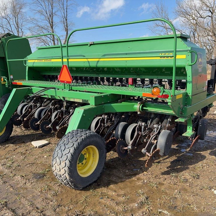 JOHN DEERE 1560
