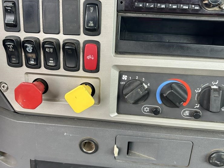 2017-mack-granite-gu713-image-31