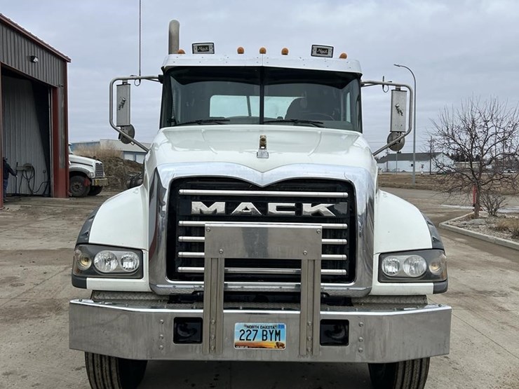 2017-mack-granite-gu713-image-2