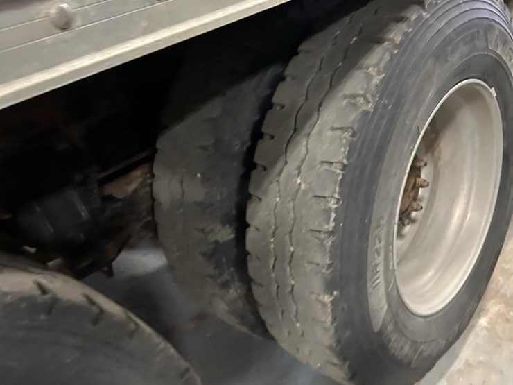 2015-peterbilt-579-image-25