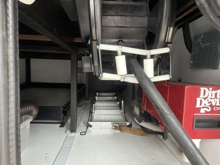 #1339-•-2011-fleetwood-36j-discovery-rv-/-motorhome-image-42