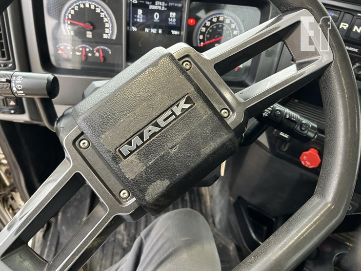 2019-mack-granite-64ft-image-36