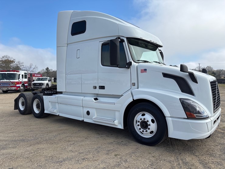 #228-•-2017-freightliner-image-2