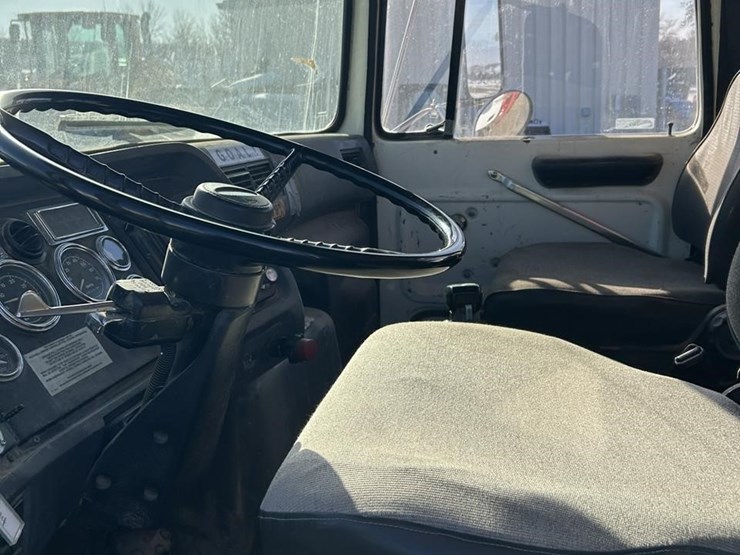 1994-ford-l9000-image-16