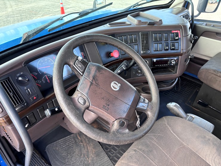 #223-•-2014-volvo-image-9