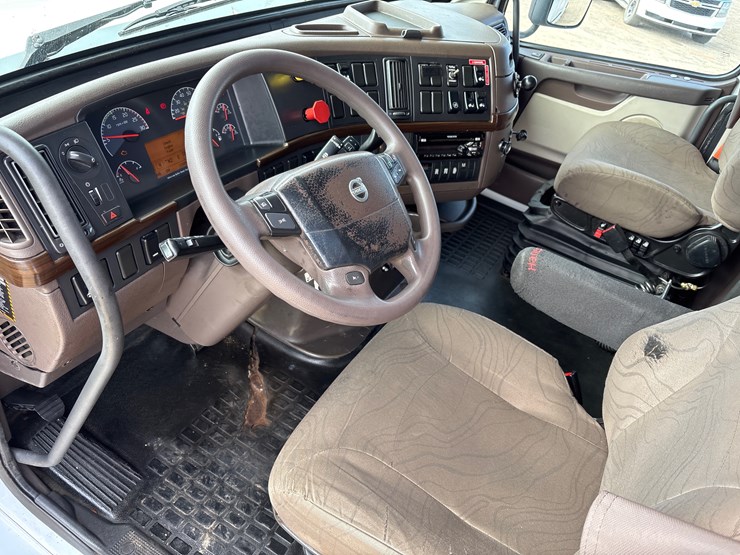 #228-•-2017-freightliner-image-10