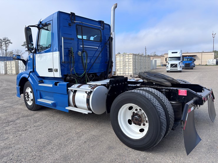 #223-•-2014-volvo-image-4