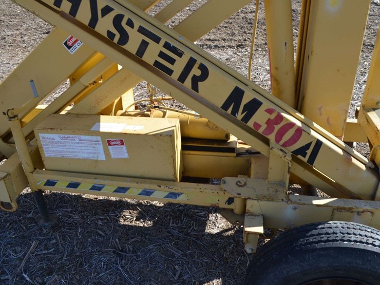 hyster-m30a-scissor-lift-image-12