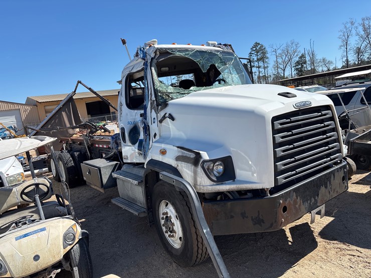 2023-freightliner-114sd-image-1