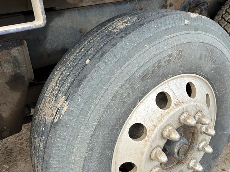 2007-freightliner-columbia-120-image-12