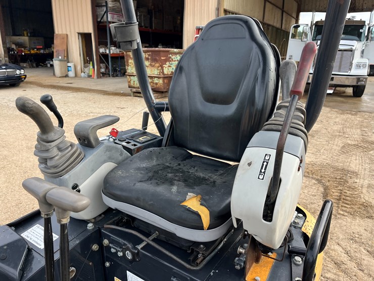 2017-deere-17g-image-15