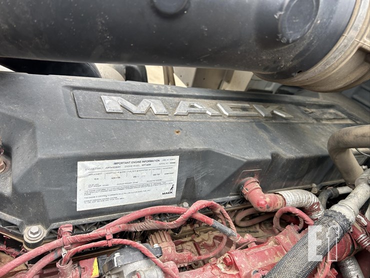 2019-mack-granite-64ft-image-49