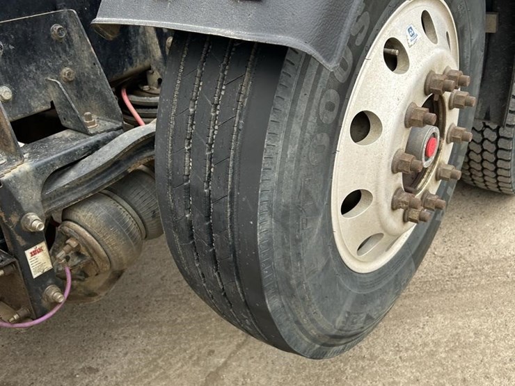 2019-mack-granite-64ft-image-12