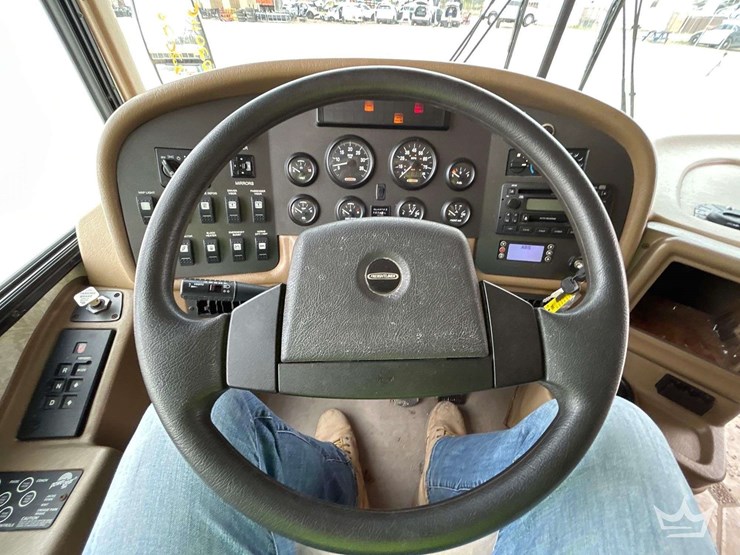 2005-freightliner-tropi-cal-t396-39ft.-class-a-motorhome-image-12