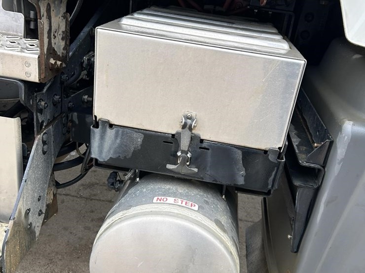 2017-mack-granite-gu713-image-40