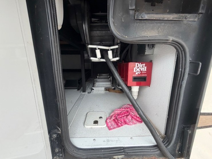 #1339-•-2011-fleetwood-36j-discovery-rv-/-motorhome-image-41