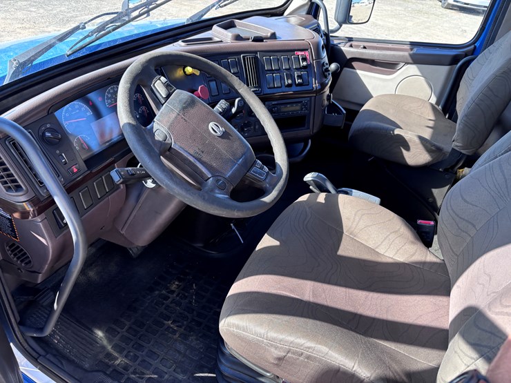 2015-volvo-vnl42t300-image-11