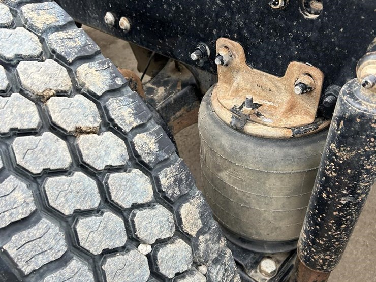 2019-mack-granite-64ft-image-18