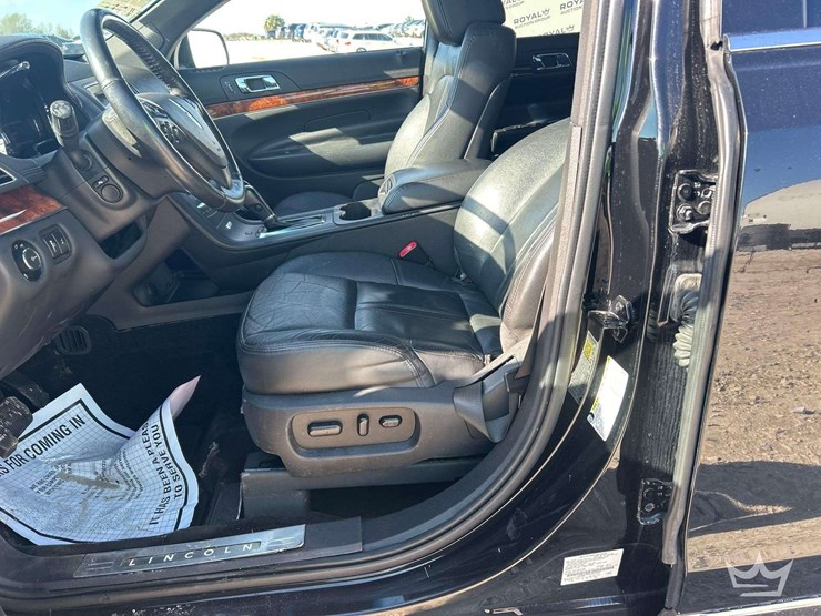 2018-lincoln-mkt-image-12