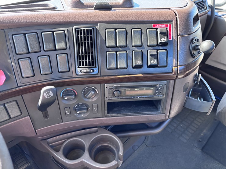 2015-volvo-vnl42t300-image-14